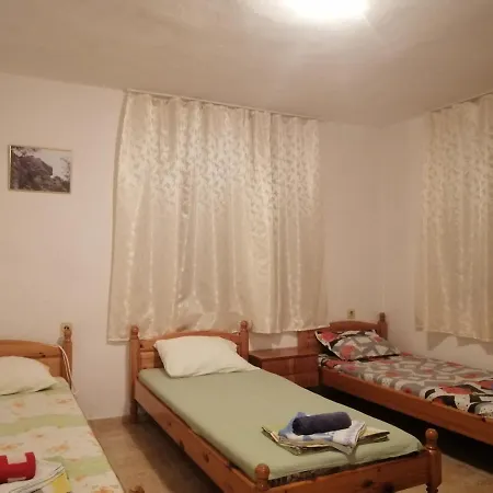 בית הארחה къща здравец - с осигурено паркомясто 3*